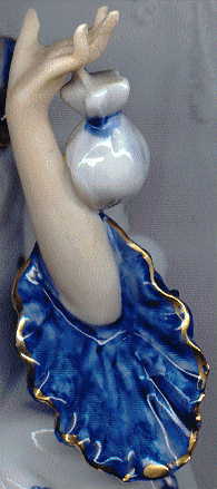 china statuette of C18 lady: view of left hand holding purse